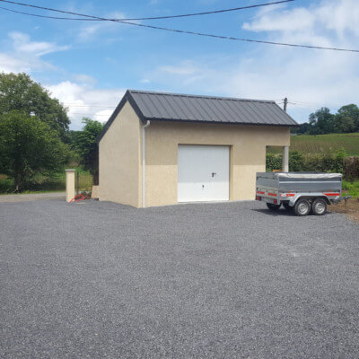 apres travaux vue depuis maison vers jardin creation garage